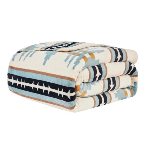 🎉LAST CHANCE🎉 Pendleton luxurious plush blanket - Picture 6 of 8